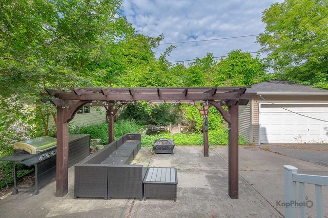 818 N La Grange Road, La Grange Park, IL 60526