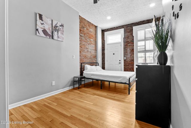 913 E Madison St, Louisville, KY 40204
