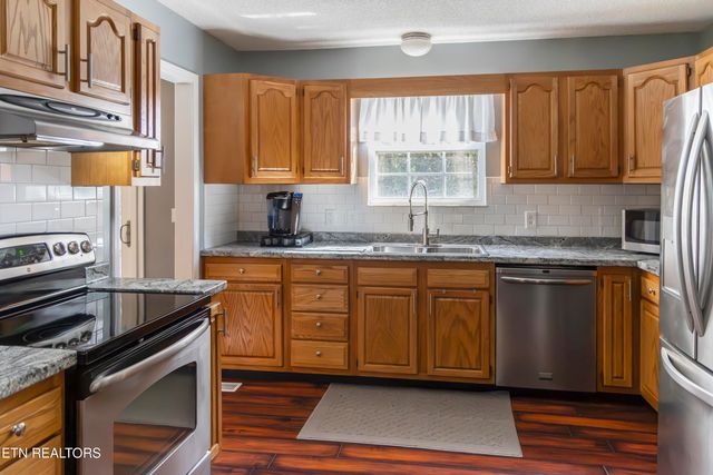 238 Dry Valley Rd, Thorn Hill, TN 37881