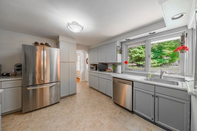102 Hunting Lane, Sherborn, MA 01770