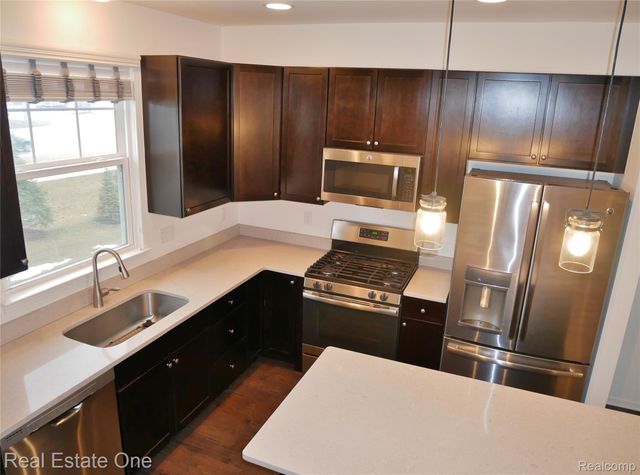 4637 BRADLEY Circle, Troy, MI 48085