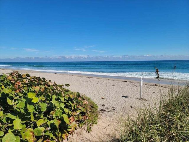 1 TROPICAL Drive 3, Ocean Ridge, FL 33435