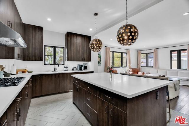 911 S Victoria Avenue, Los Angeles, CA 90019