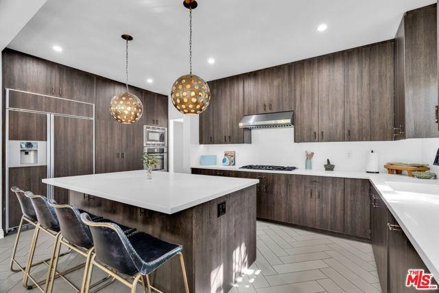 911 S Victoria Avenue, Los Angeles, CA 90019