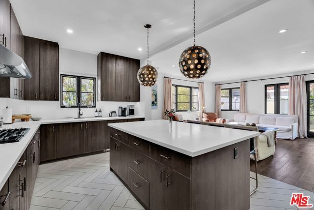 911 S Victoria Avenue, Los Angeles, CA 90019