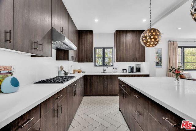 911 S Victoria Avenue, Los Angeles, CA 90019