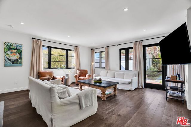 911 S Victoria Avenue, Los Angeles, CA 90019