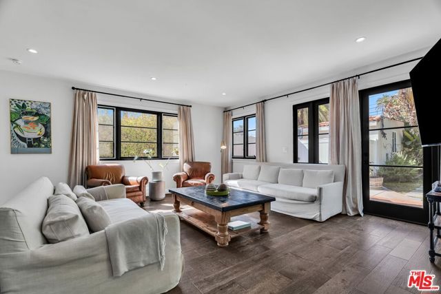 911 S Victoria Avenue, Los Angeles, CA 90019