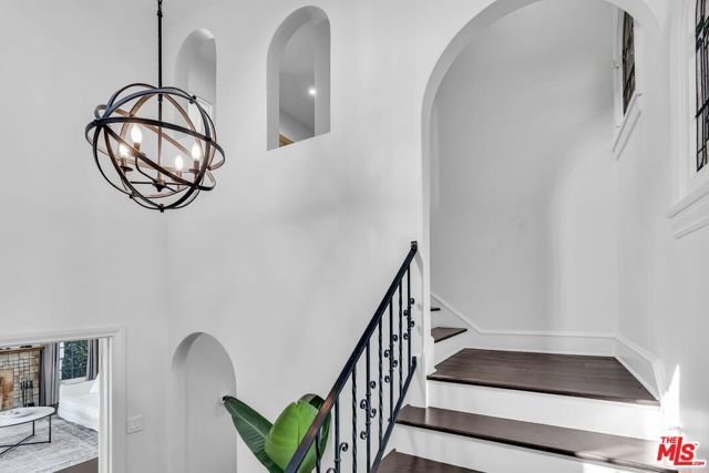 911 S Victoria Avenue, Los Angeles, CA 90019