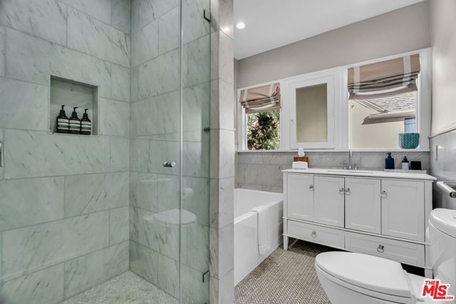 911 S Victoria Avenue, Los Angeles, CA 90019