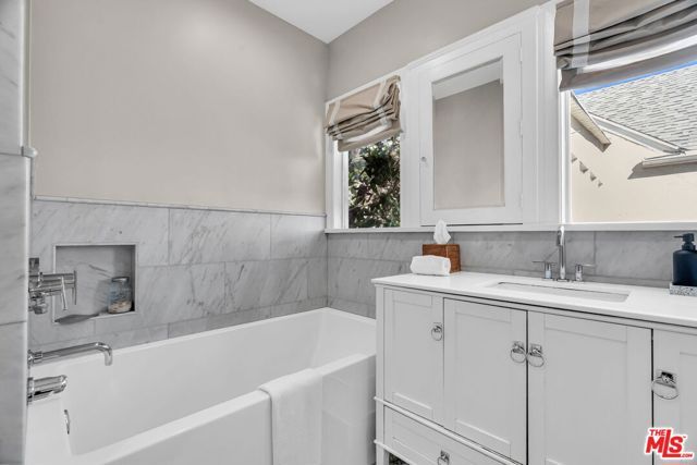 911 S Victoria Avenue, Los Angeles, CA 90019