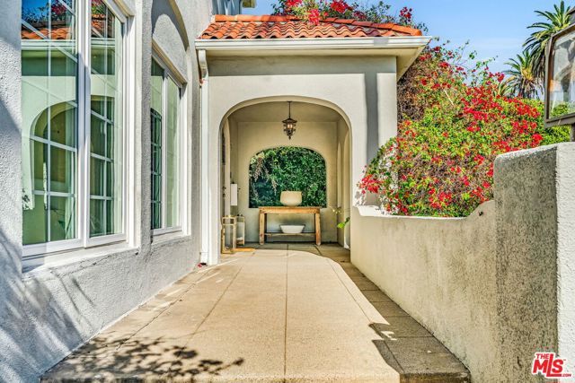 911 S Victoria Avenue, Los Angeles, CA 90019