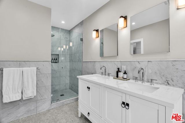 911 S Victoria Avenue, Los Angeles, CA 90019