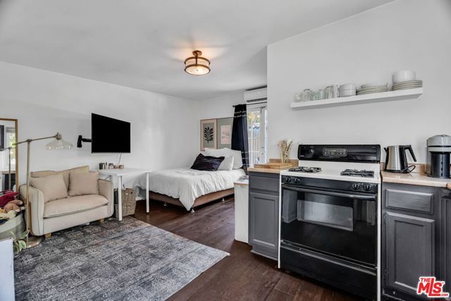 911 S Victoria Avenue, Los Angeles, CA 90019