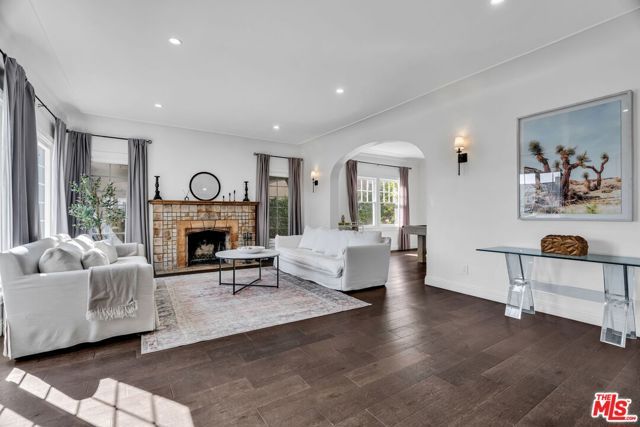 911 S Victoria Avenue, Los Angeles, CA 90019