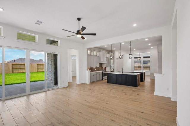 12051 Lake View Boulevard, Mont Belvieu, TX 77523