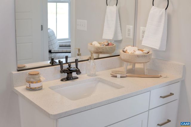 16 RED PINE DR, Zion Crossroads, VA 22942