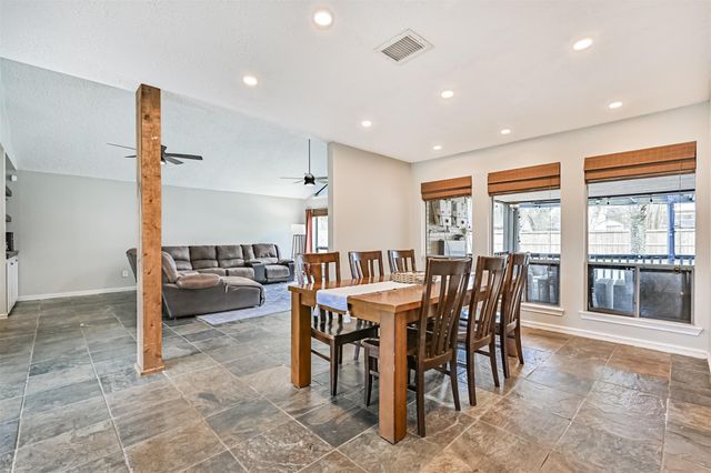 910 Evergreen Drive, Friendswood, TX 77546