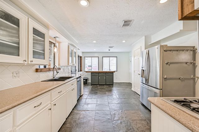 910 Evergreen Drive, Friendswood, TX 77546