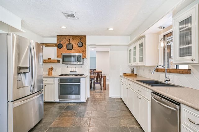 910 Evergreen Drive, Friendswood, TX 77546