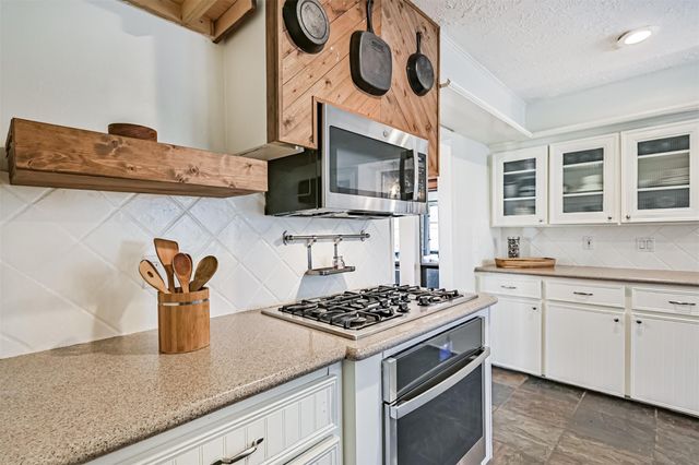 910 Evergreen Drive, Friendswood, TX 77546