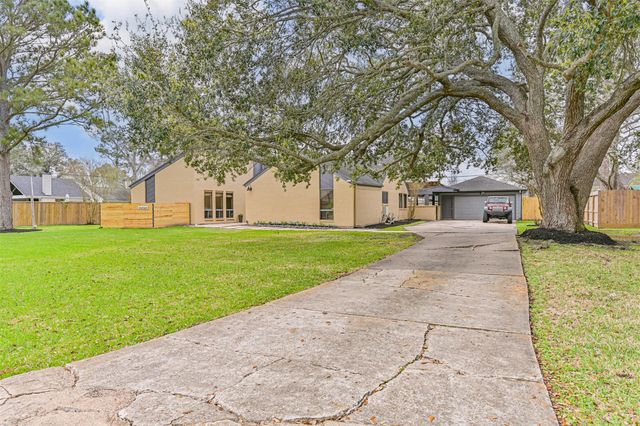 910 Evergreen Drive, Friendswood, TX 77546