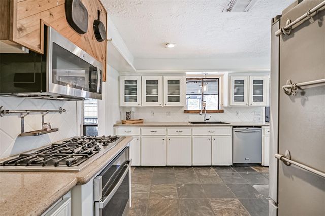 910 Evergreen Drive, Friendswood, TX 77546