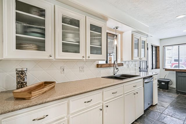 910 Evergreen Drive, Friendswood, TX 77546