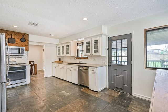 910 Evergreen Drive, Friendswood, TX 77546