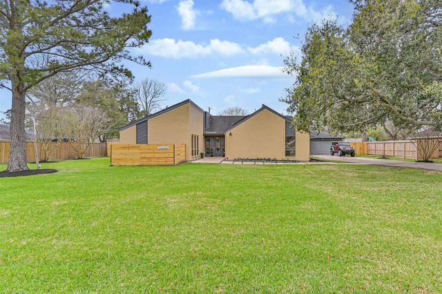 910 Evergreen Drive, Friendswood, TX 77546