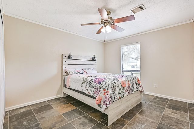 910 Evergreen Drive, Friendswood, TX 77546