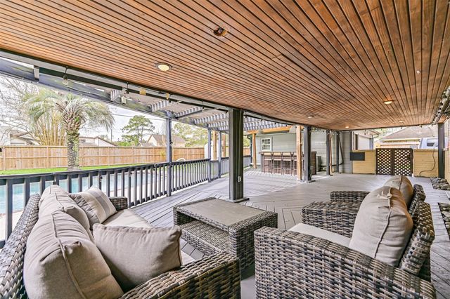 910 Evergreen Drive, Friendswood, TX 77546