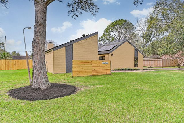 910 Evergreen Drive, Friendswood, TX 77546