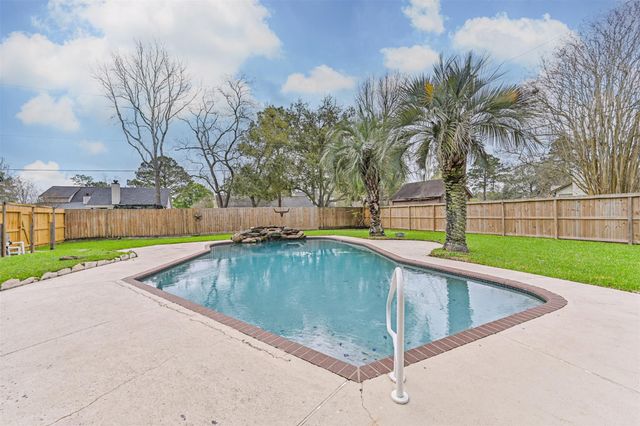 910 Evergreen Drive, Friendswood, TX 77546