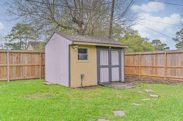 910 Evergreen Drive, Friendswood, TX 77546