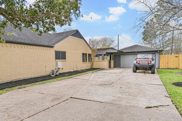 910 Evergreen Drive, Friendswood, TX 77546