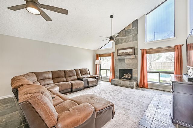 910 Evergreen Drive, Friendswood, TX 77546