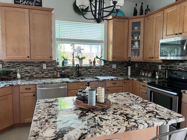 18247 NW 88th Place, Hialeah, FL 33018