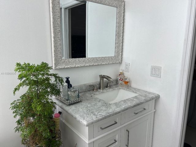 18247 NW 88th Place, Hialeah, FL 33018
