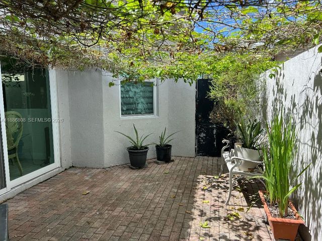 18247 NW 88th Place, Hialeah, FL 33018