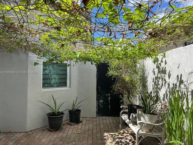 18247 NW 88th Place, Hialeah, FL 33018