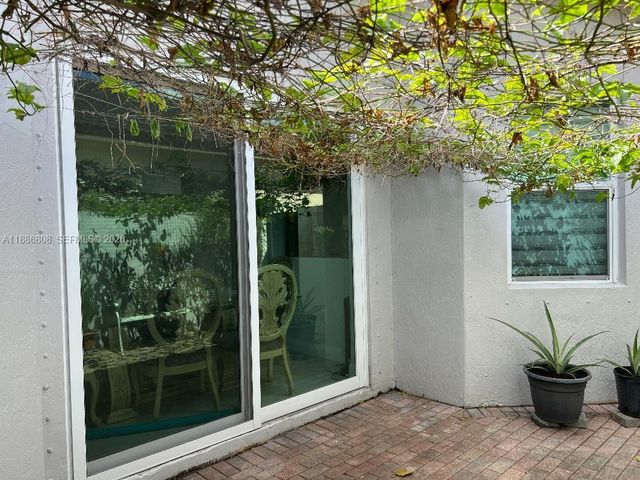 18247 NW 88th Place, Hialeah, FL 33018