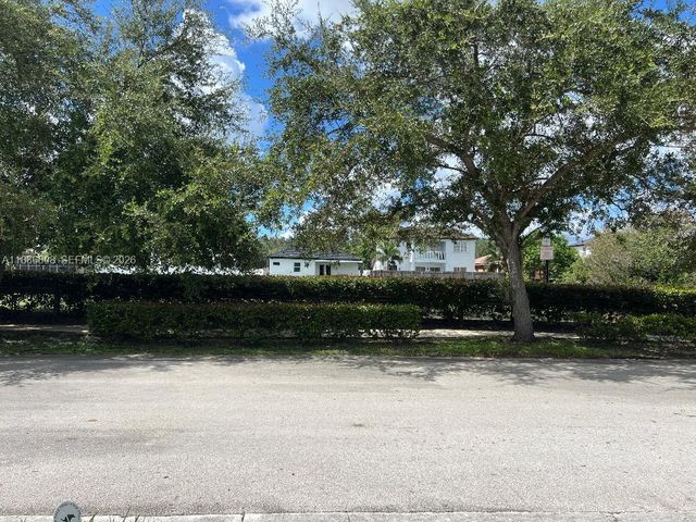 18247 NW 88th Place, Hialeah, FL 33018