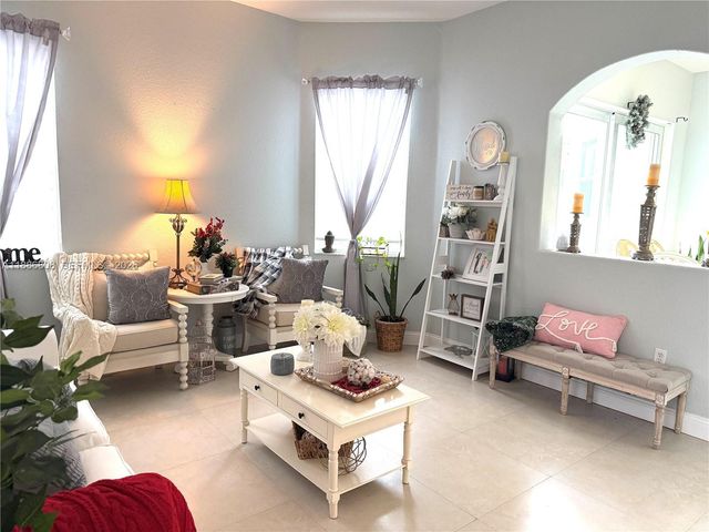 18247 NW 88th Place, Hialeah, FL 33018