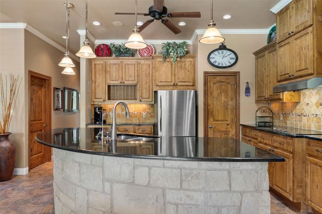208 Hacienda PL, Dripping Springs, TX 78620