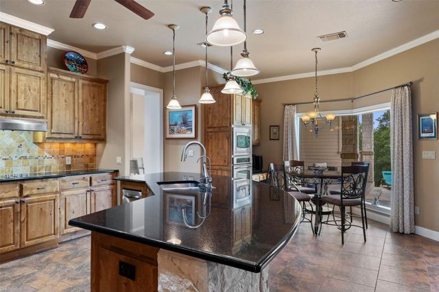 208 Hacienda PL, Dripping Springs, TX 78620