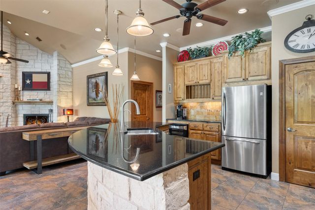 208 Hacienda PL, Dripping Springs, TX 78620