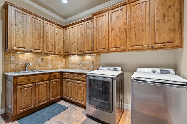 208 Hacienda PL, Dripping Springs, TX 78620