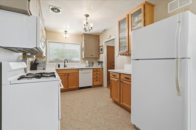 1437 W Elm St, Lodi, CA 95242