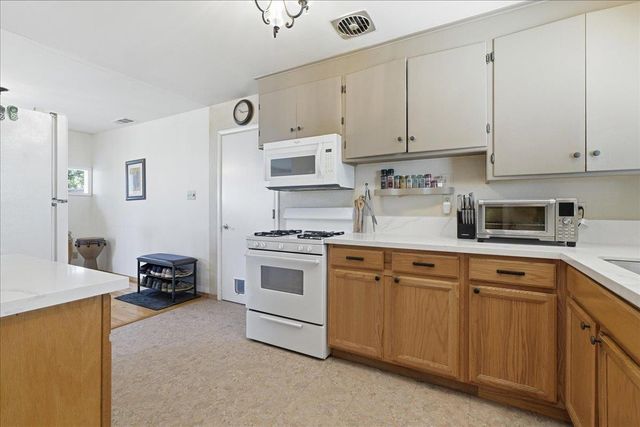 1437 W Elm St, Lodi, CA 95242